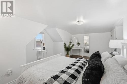44 Whitfield Avenue, Hamilton, ON - Indoor Photo Showing Bedroom
