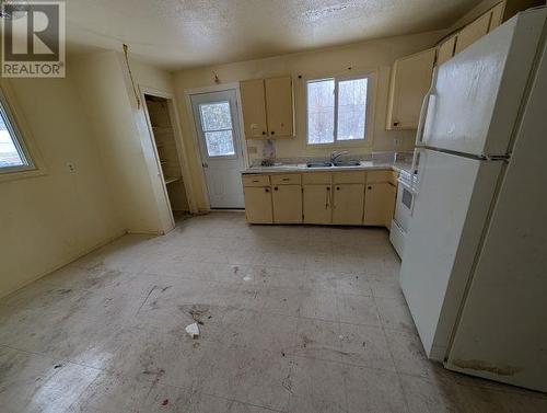 33 Winnipeg St S, White River, ON - Indoor Photo Showing Kitchen With Double Sink