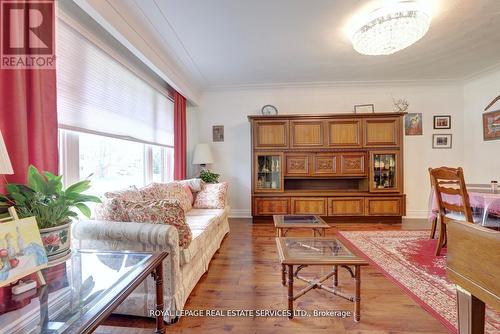 163 Bendamere Avenue, Hamilton, ON - Indoor Photo Showing Living Room