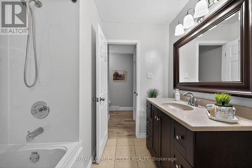 14 Max Webster Road, Brantford, ON - Indoor Photo Showing Bathroom
