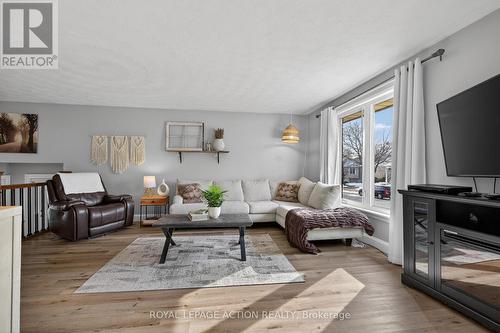 14 Max Webster Road, Brantford, ON - Indoor Photo Showing Living Room