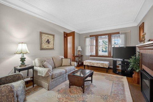 436 Maple Avenue, Hamilton, ON - Indoor Photo Showing Living Room