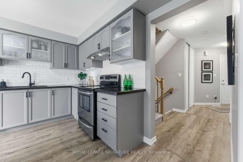 52 Seaboard Gate, Whitby, ON - Indoor Photo Showing Kitchen With Upgraded Kitchen