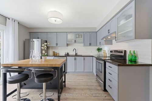 52 Seaboard Gate, Whitby, ON - Indoor Photo Showing Kitchen With Upgraded Kitchen