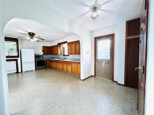 Large entry leading to eat in kitchen - 244 Centennial Crescent, Melita, MB - Indoor Photo Showing Kitchen