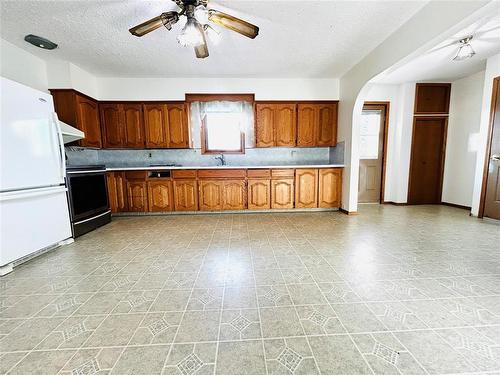 244 Centennial Crescent, Melita, MB - Indoor Photo Showing Kitchen
