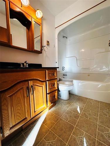 Main level 4 piece bath with jacuzzi tub. - 244 Centennial Crescent, Melita, MB - Indoor Photo Showing Bathroom