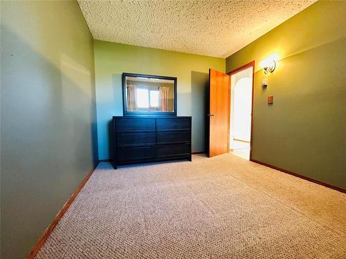 244 Centennial Crescent, Melita, MB - Indoor