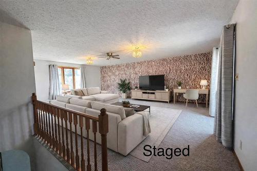 244 Centennial Crescent, Melita, MB - Indoor Photo Showing Living Room