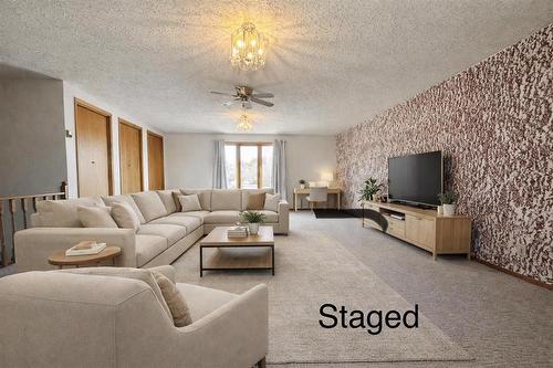 244 Centennial Crescent, Melita, MB - Indoor Photo Showing Living Room