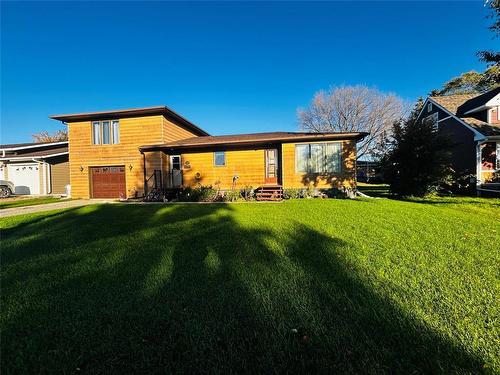 Cab over style home in a family friendly crescent close to arena/swimming/golf & school bus pickup. - 244 Centennial Crescent, Melita, MB - Outdoor