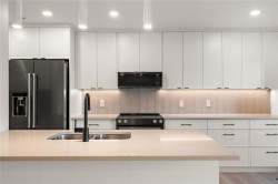 TH4-1102 Esquimalt Rd  Esquimalt, BC V9A 0L3