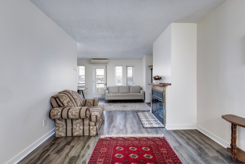 Living Room - 302-2540 Rue St-Antoine O., Montréal (Le Sud-Ouest), QC - Indoor Photo Showing Living Room