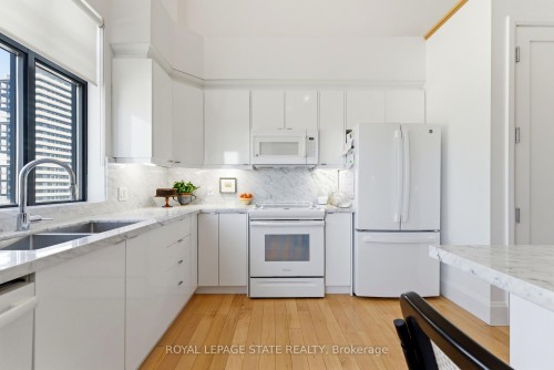 Ph4-112 King Street E, Hamilton, ON - Indoor Photo Showing Kitchen With Double Sink With Upgraded Kitchen