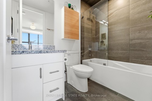 Ph4-112 King Street E, Hamilton, ON - Indoor Photo Showing Bathroom