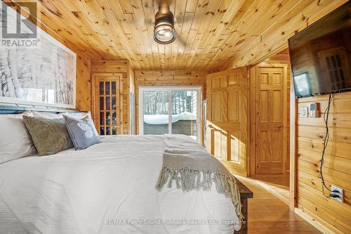 587 Centre Road, Mckellar, ON - Indoor Photo Showing Bedroom