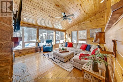 587 Centre Road, Mckellar, ON - Indoor Photo Showing Living Room