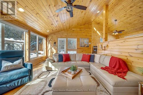 587 Centre Road, Mckellar, ON - Indoor Photo Showing Living Room