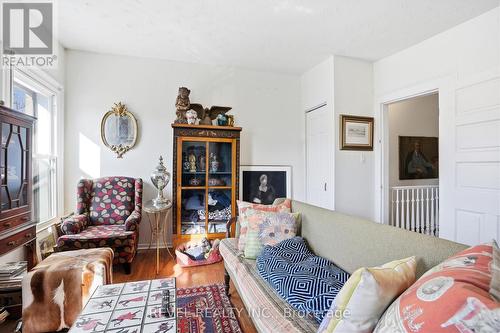 164 Macnab Street N, Hamilton, ON - Indoor Photo Showing Living Room