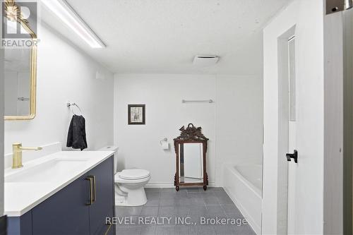 164 Macnab Street N, Hamilton, ON - Indoor Photo Showing Bathroom
