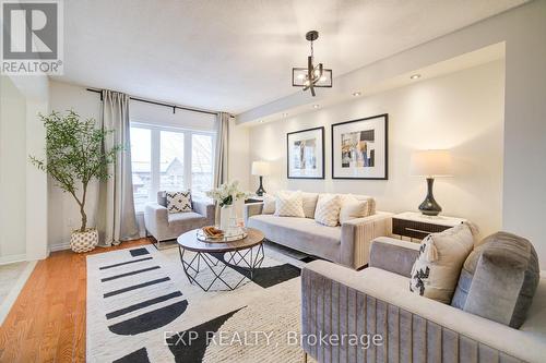 21 Westcliffe Crescent, Richmond Hill, ON - Indoor Photo Showing Living Room