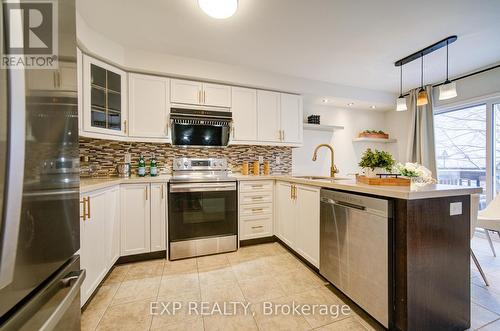21 Westcliffe Crescent, Richmond Hill, ON - Indoor Photo Showing Kitchen With Upgraded Kitchen