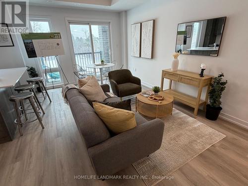209 - 3 Bancroft Lane, Richmond Hill, ON - Indoor Photo Showing Living Room
