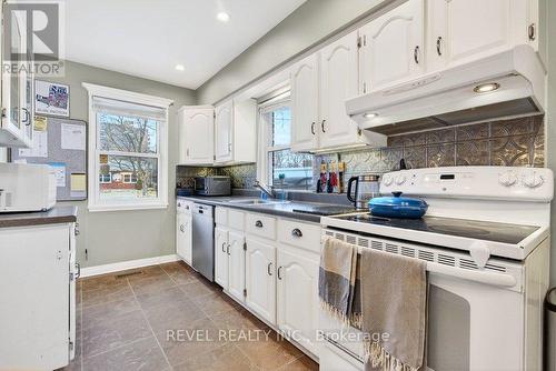 399 Pepper Drive, Burlington, ON - Indoor Photo Showing Kitchen