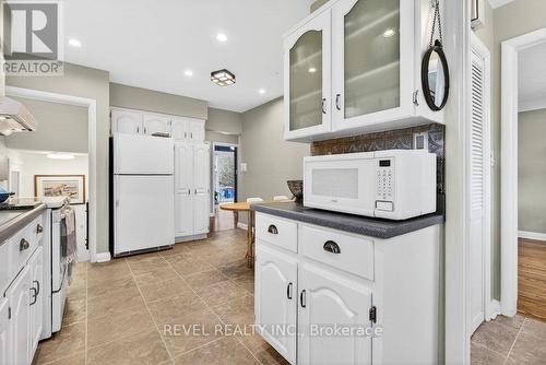 399 Pepper Drive, Burlington, ON - Indoor Photo Showing Kitchen