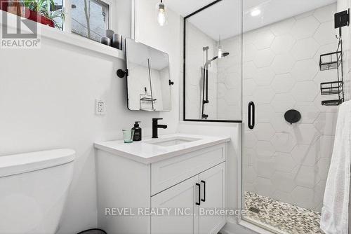 399 Pepper Drive, Burlington, ON - Indoor Photo Showing Bathroom
