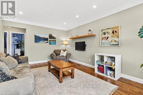 399 Pepper Drive, Burlington, ON - Indoor Photo Showing Living Room