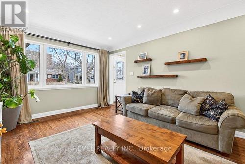 399 Pepper Drive, Burlington, ON - Indoor Photo Showing Living Room