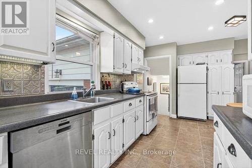 399 Pepper Drive, Burlington, ON - Indoor Photo Showing Kitchen