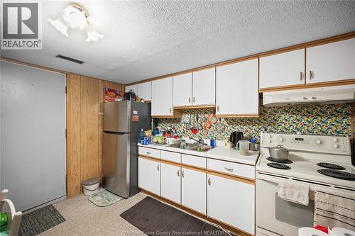 9606 Avery Lane, Windsor, ON - Indoor Photo Showing Kitchen