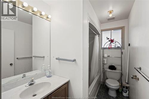 9606 Avery Lane, Windsor, ON - Indoor Photo Showing Bathroom