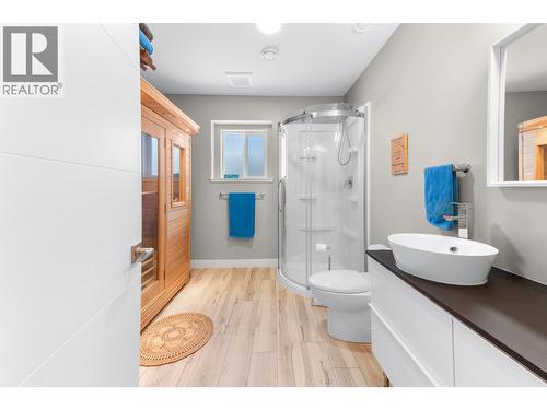 617 2Nd Avenue, Keremeos, BC - Indoor Photo Showing Bathroom