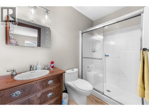 617 2Nd Avenue, Keremeos, BC - Indoor Photo Showing Bathroom