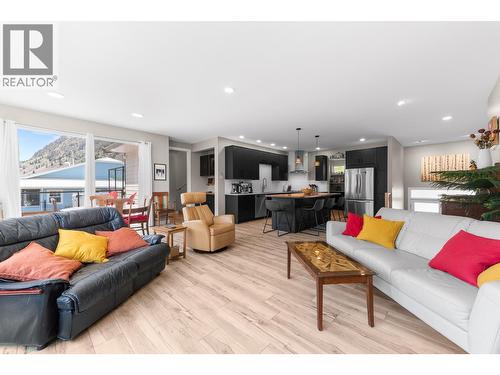 617 2Nd Avenue, Keremeos, BC - Indoor Photo Showing Living Room