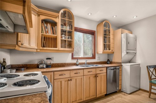 212 Albion Cres, Ucluelet, BC 