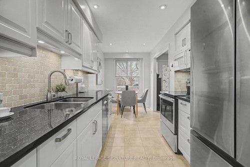 4317 Sugarbush Road, Mississauga, ON - Indoor Photo Showing Kitchen With Double Sink With Upgraded Kitchen