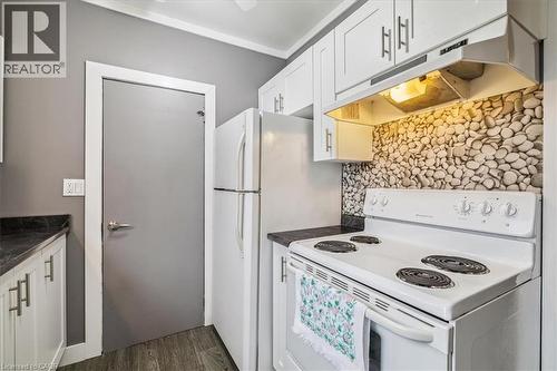 7 North Park Avenue, Hamilton, ON - Indoor Photo Showing Kitchen
