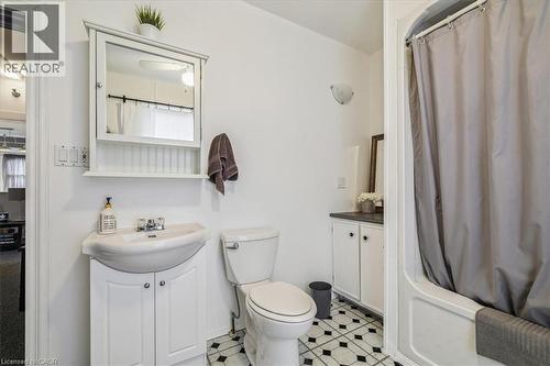 7 North Park Avenue, Hamilton, ON - Indoor Photo Showing Bathroom