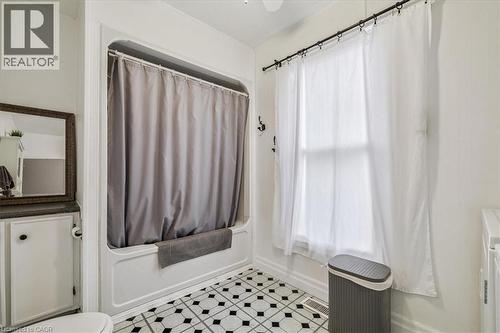 7 North Park Avenue, Hamilton, ON - Indoor Photo Showing Bathroom