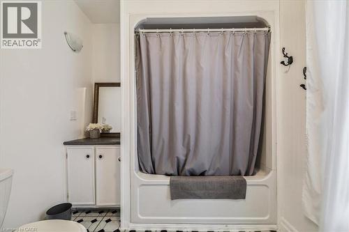 7 North Park Avenue, Hamilton, ON - Indoor Photo Showing Bathroom