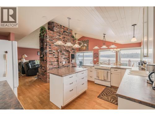 6410 Fox Crescent, Green Lake, BC - Indoor Photo Showing Kitchen