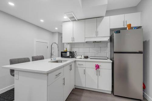 10104  122 Ave Nw, Edmonton, AB - Indoor Photo Showing Kitchen