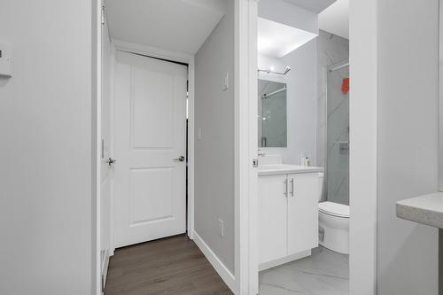 10104  122 Ave Nw, Edmonton, AB - Indoor Photo Showing Bathroom