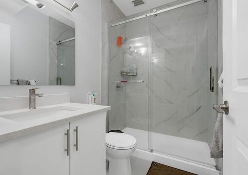 10104  122 Ave Nw, Edmonton, AB - Indoor Photo Showing Bathroom