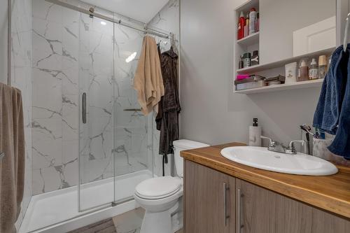 10104  122 Ave Nw, Edmonton, AB - Indoor Photo Showing Bathroom