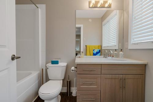 10104  122 Ave Nw, Edmonton, AB - Indoor Photo Showing Bathroom